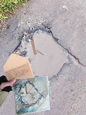 В Тейкове художница рисует лужи, мечтая изменить свой двор к лучшему
